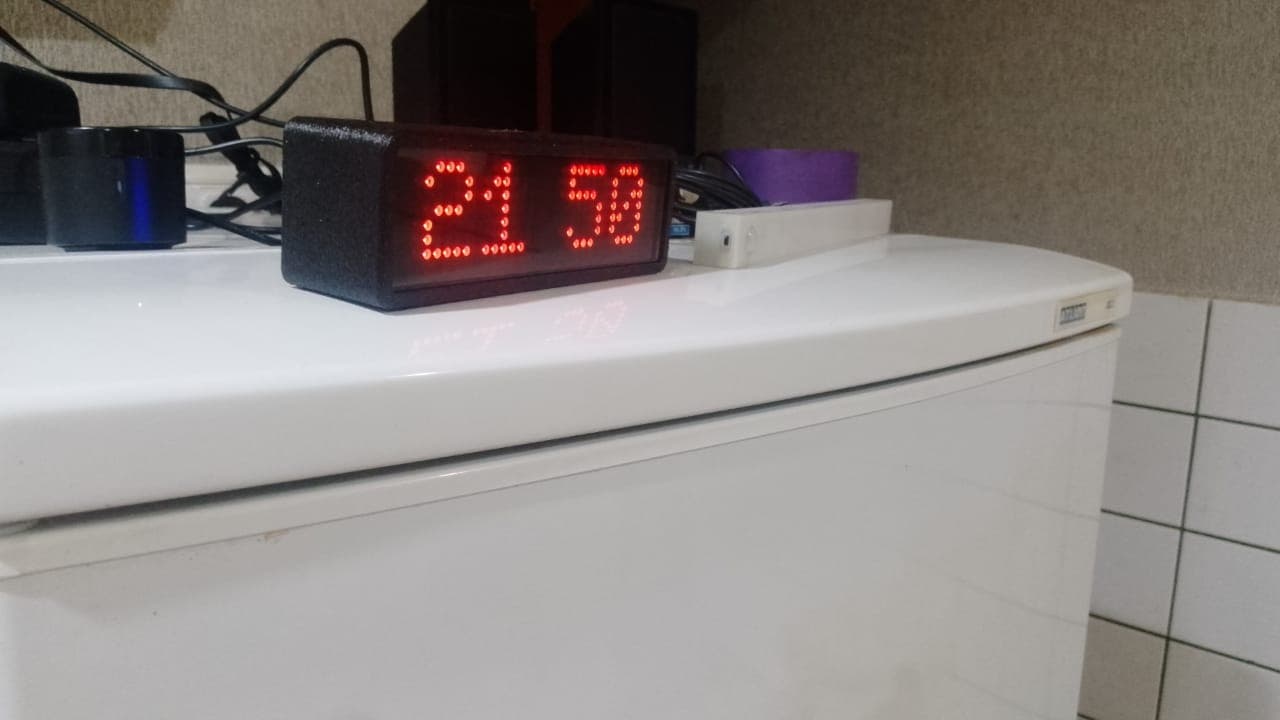 Настольные умные часы (ESP32, Wi-Fi, MQTT)