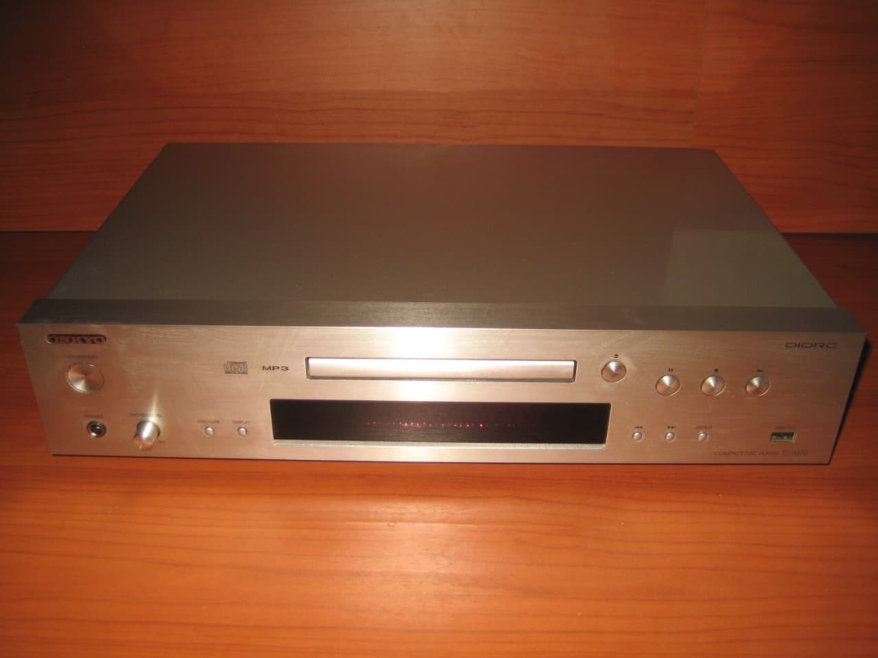 CD проигрыватель Onkyo C-7070 Silver